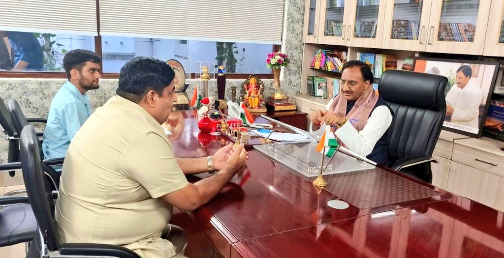 DrRPNishank's tweet photo. आज दिल्ली स्थित आवास में जनसंपर्क के दौरान अपने लोकसभा क्षेत्र की जनता की समस्याओं से अवगत हुआ और सम्बंधित अधिकारियों को सभी समस्याओं का समयबद्ध तरीके से निवारण करने का निर्देश दिया। https://t.co/cBohfEXPCh