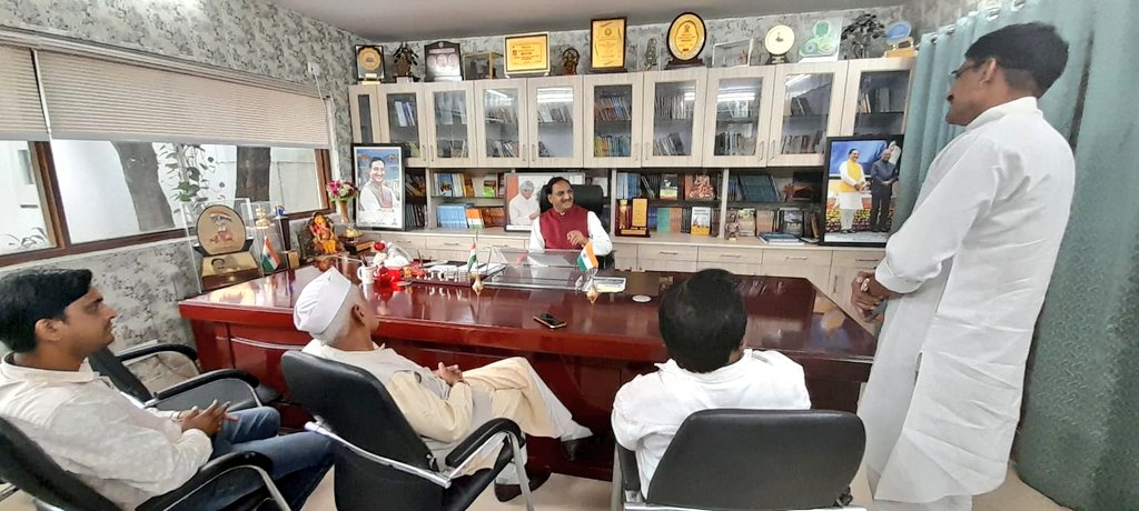 DrRPNishank's tweet photo. आज दिल्ली स्थित आवास में जनसंपर्क के दौरान अपने लोकसभा क्षेत्र की जनता की समस्याओं से अवगत हुआ और सम्बंधित अधिकारियों को सभी समस्याओं का समयबद्ध तरीके से निवारण करने का निर्देश दिया। https://t.co/cBohfEXPCh