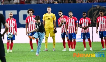 Why are they like wow....this shortie did great wahh....
Humour
#changlix #felix #changbin #straykids 
#필창