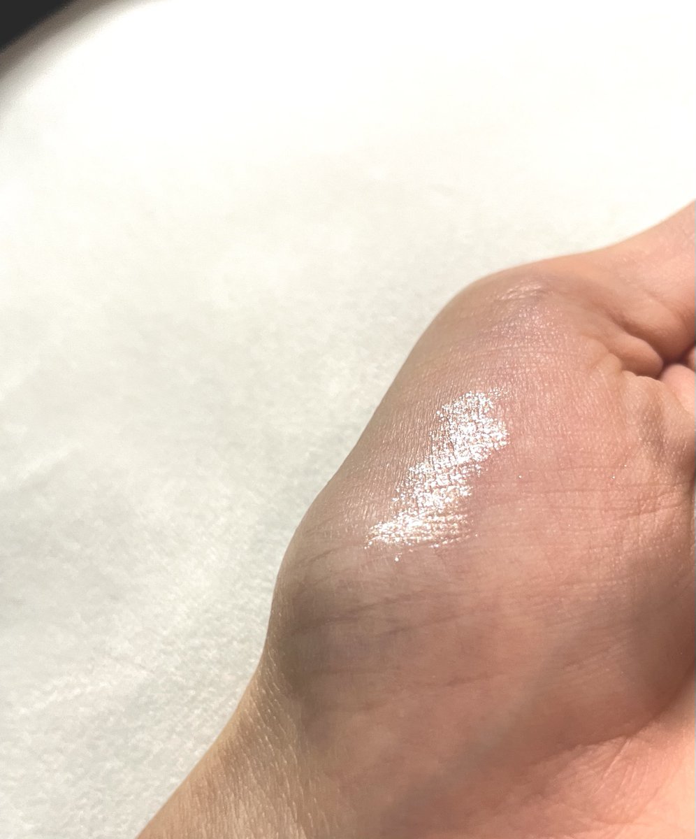 jukjae__f's tweet photo. ヤバい、人生の涙袋コスメMVP決定したかもしれん🥹アカリンのbidolから出てるイージーeyeライナーの05番、ペンシル型で目頭にも使えるしめちゃくちゃ繊細なラメで上品に光るし、擦っても全然落ちないのマジでヤバい…こんなにクオリティ高いのに1200円ぐらいなのも強すぎて本当に神😳 https://t.co/TDrFQodJr6