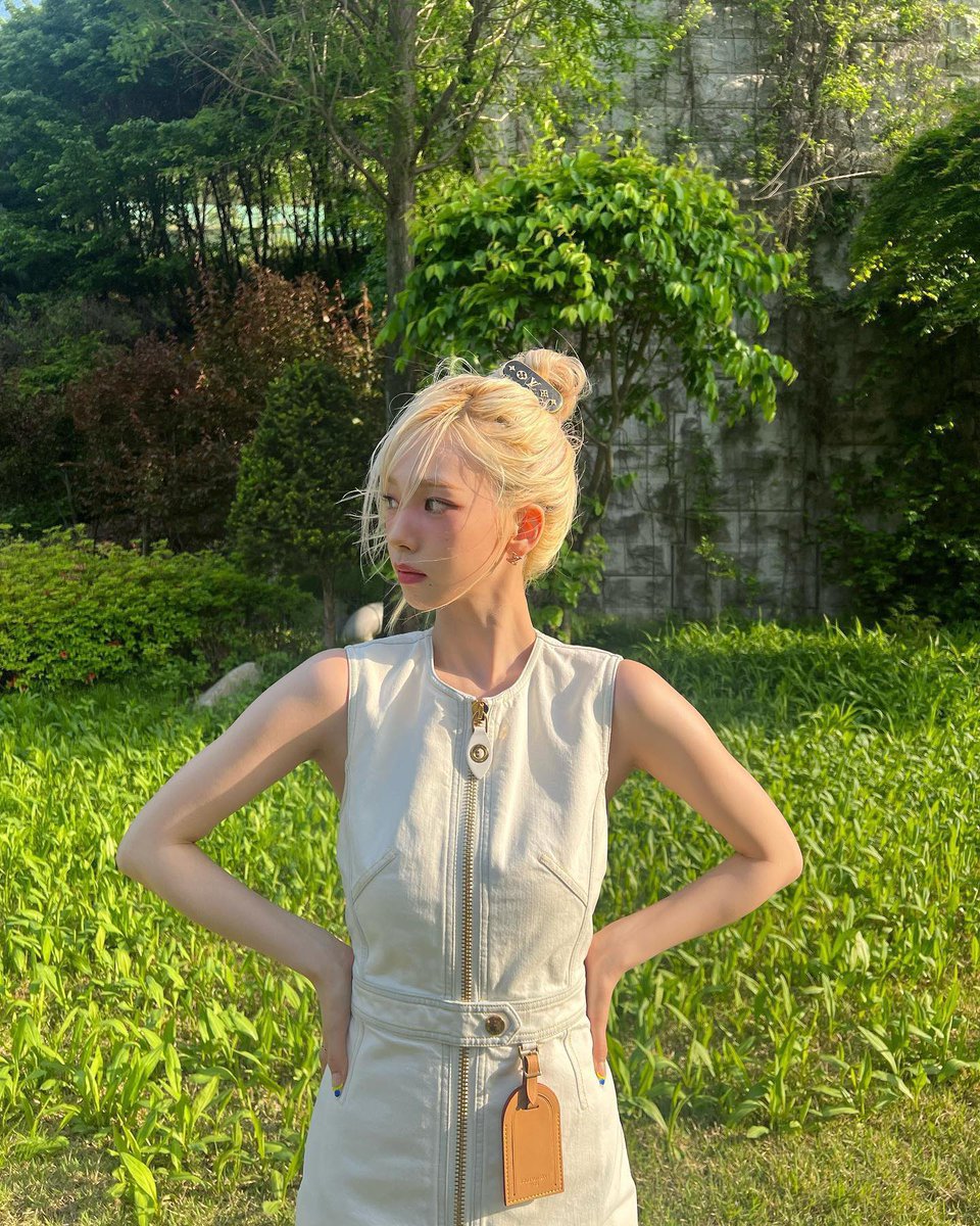 KARlNAPRINT's tweet photo. prettiest girl https://t.co/ZQYdEKP88D