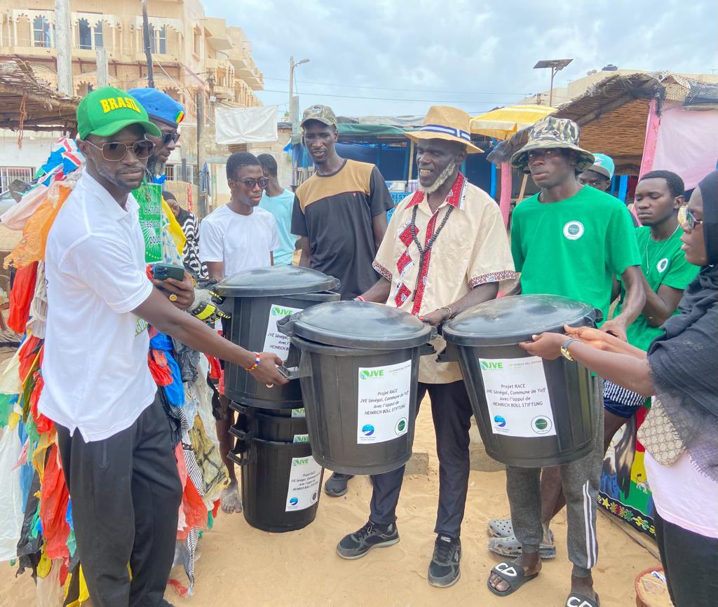 #JVE🇸🇳 a organisé un #ndadjieecologique au niveau de la plage #BECEAO de #Yoff enpartenariat avec <a href="/Cey_2021/">Club Environnement Yoff</a>
🌳 40 poubelles offerts aux propriétaires de Cabane pour l’application du tri
🌳Reboisement de l’espace Balein
🌳Sensibilisation avec <a href="/PropreSenegal/">l'homme plastique</a> <a href="/NLinSenegal/">Pays-Bas au Sénégal</a> #Kebetu