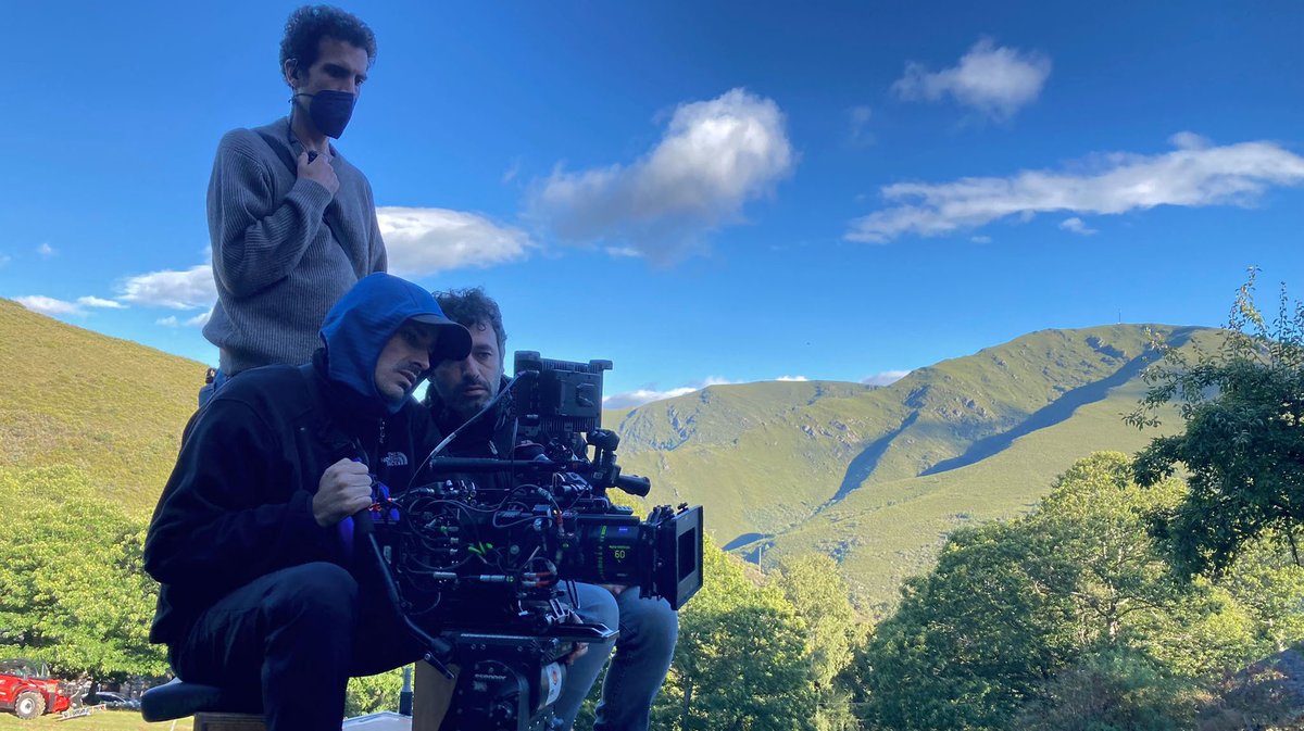 ARRIChannel's tweet photo. Sitting down with #ARRI, DP Álex de Pablo talks about his visual approach to the award-winning thriller “The Beasts,” filmed with #ALEXAMiniLF, #SignaturePrime and #MasterAnamorphic lenses, #TRINITY stabilizer, and #SkyPanel lighting. Full interview: https://t.co/ZOJv22OnxK https://t.co/lyCLPk2cmV