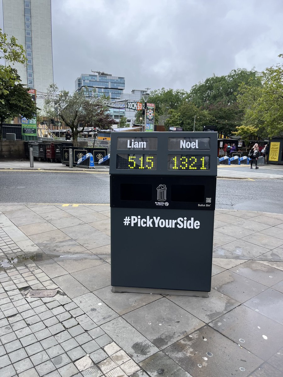 ZoeDAttwood's tweet image. I didn’t realise these bins were a thing. Thought it was made up LinkedIn advertising 😂#Noel #pickyourside