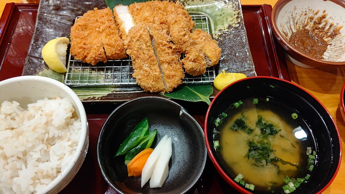 ダイエット中ですが、ヒレ、ロースカツ定食を食べてしまった😱

ヒレだけにするつもりが、誘惑に負けてロースカツまで・・・・😱

明日は、今日食べた分を取り戻すために、筋トレ、HIIT、卓球の練習、散歩１時間頑張るぞ‼️

#卓球
#ダイエット