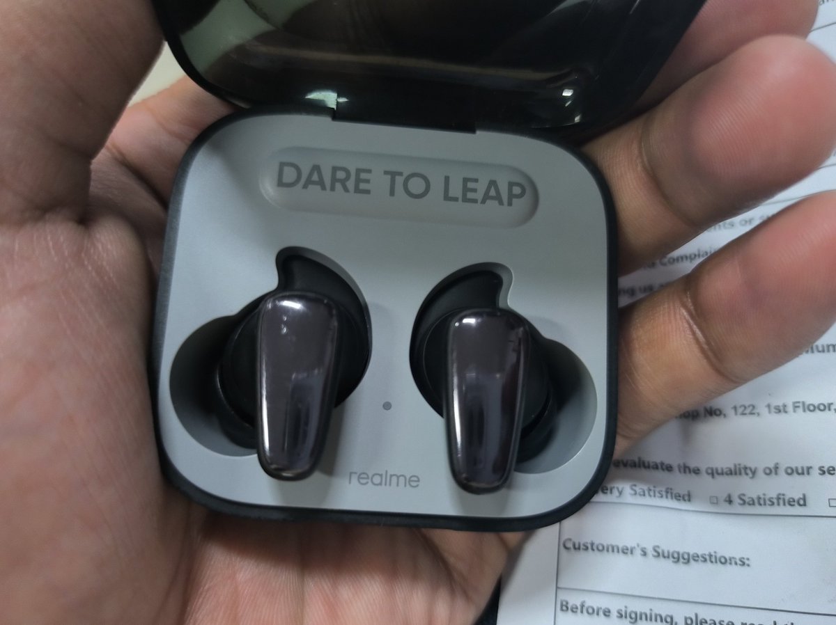 hastron_s's tweet photo. Dear Realme AirPods Support Team,
@realmecareIN
I hope this email finds you well. My name is Hastron Sequeira, and I am writing to express my deep disappointment and frustration with the recent experience I had at your service center. https://t.co/oA9iOjXXUB