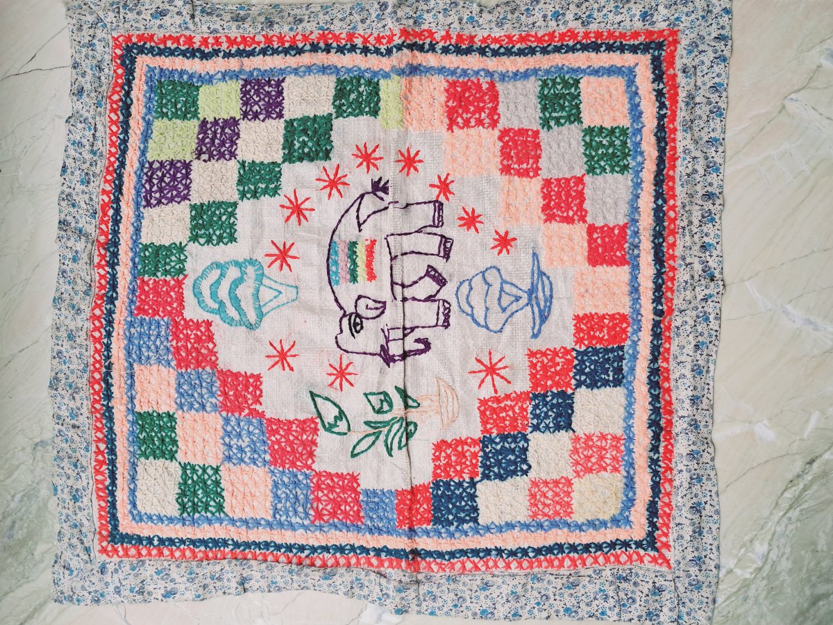 Vanshik16071379's tweet image. Pooja mat using pillow covers and embroidery with base as plastic sack.
@csd_igdtuw #TripleR  #inayat