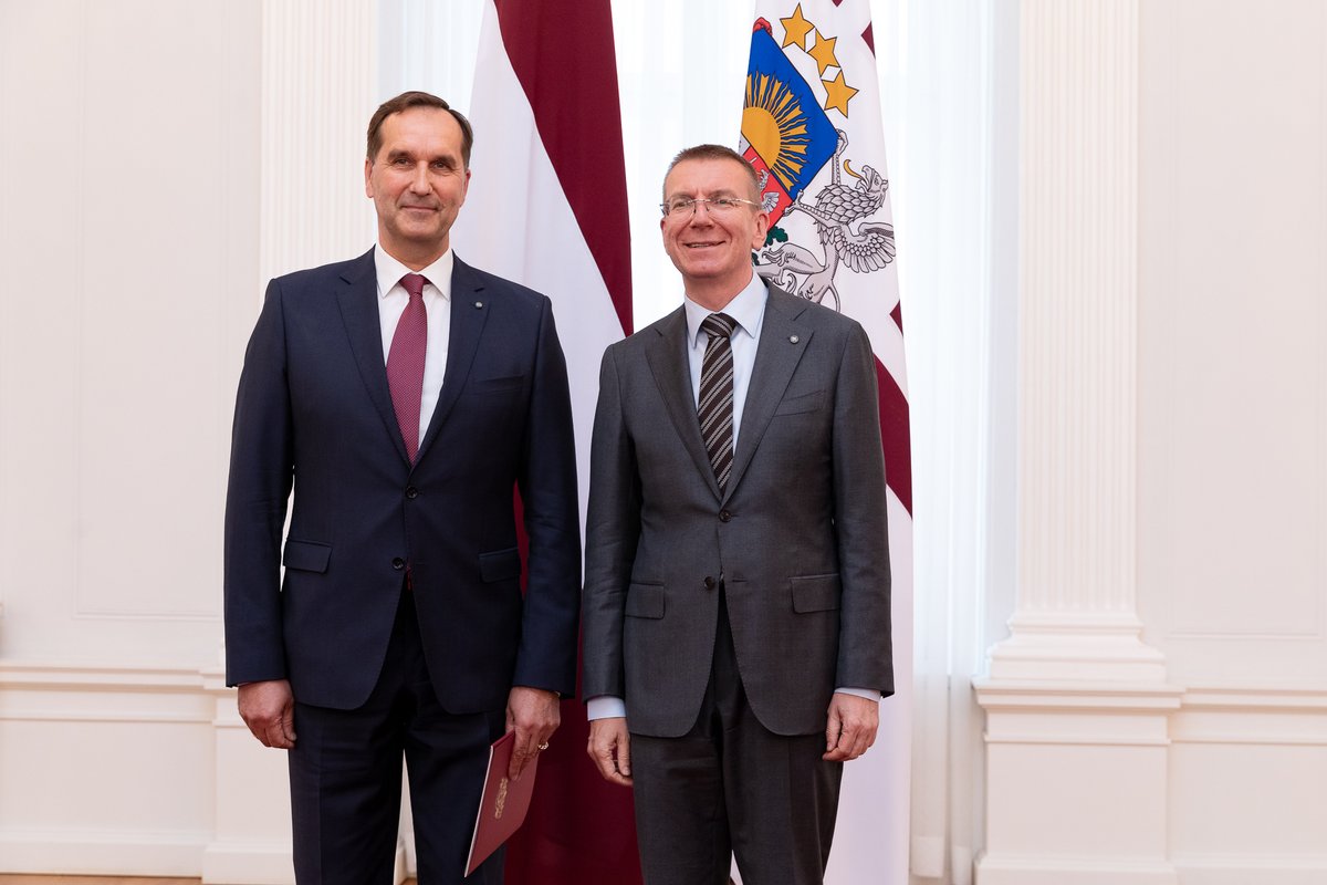 Valsts prezidents @edgarsrinkevics pasniedz akreditācijas vēstuli Latvijas 🇱🇻 vēstniekam NATO Mārim Riekstiņam @Riekstins__M. ➡️ mfa.gov.lv/lv/jaunums/val…