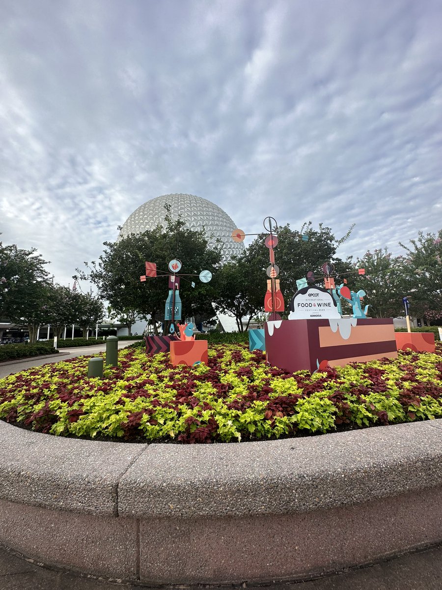 WDWNT's tweet photo. Happy EPCOT International Food and Wine Day🥳 What are you excited to see us eat?🤔 https://t.co/EU6BbugVef