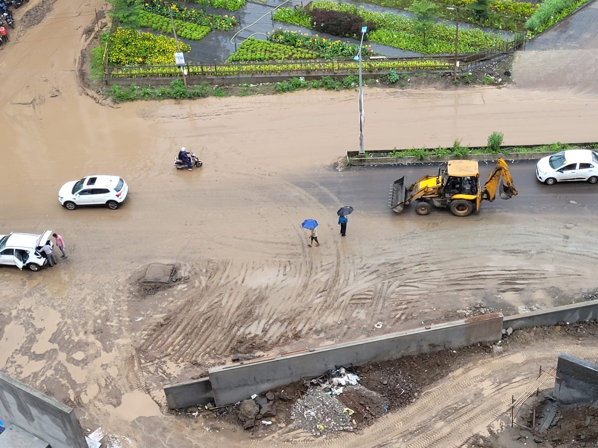 PatniGaurav's tweet photo. @PCMCSarathi 
@pcmcindiagovin 
@AjitPawarSpeaks 
@shekhardalal 
@Dev_Fadnavis 
@Rahulkalate 
Is #PCMC waiting for big accident?
Look at condition of road because of construction site of #Austin #Lush
What action @pcmcindiagovin is going to take against an irresponsible builder? https://t.co/IHsOMOrHny