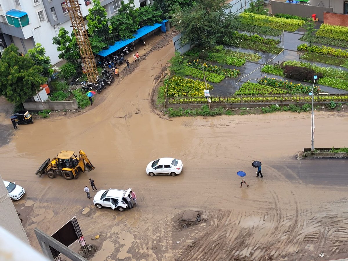 PatniGaurav's tweet photo. @PCMCSarathi 
@pcmcindiagovin 
@AjitPawarSpeaks 
@shekhardalal 
@Dev_Fadnavis 
@Rahulkalate 
Is #PCMC waiting for big accident?
Look at condition of road because of construction site of #Austin #Lush
What action @pcmcindiagovin is going to take against an irresponsible builder? https://t.co/IHsOMOrHny