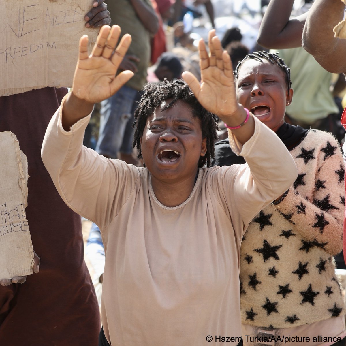 InfoMigrants's tweet photo. 📷 These migrants are stuck at the Tunisian-Libyan border. 

They were forced into the border region by Tunisian forces, and Libyan border guards reportedly won’t let them cross. 

Now, they are living in a makeshift camp in Ras Ajdir next to the barbed-wire border fence. https://t.co/hzmcr6GUfs