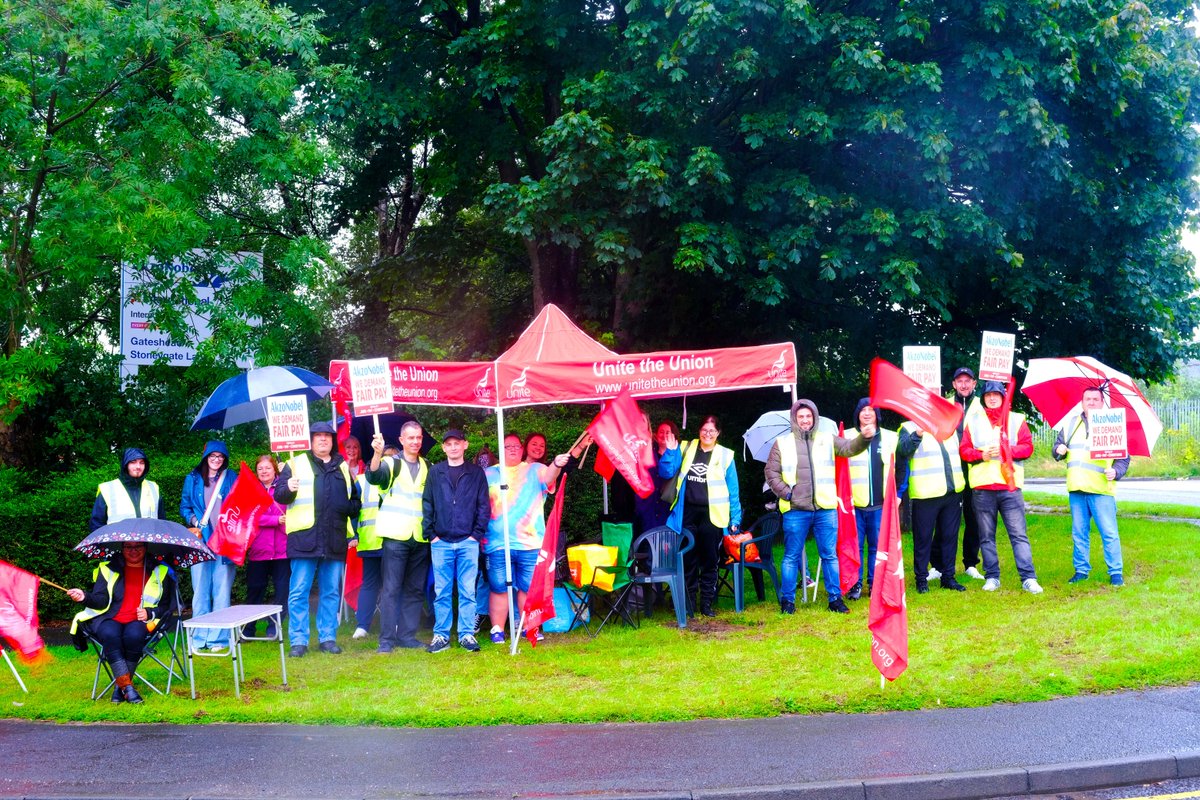 📅 Day one of industrial action from our <a href="/UniteTheUnion/">Unite the union: join a union</a> members outside <a href="/AkzoNobel/">AkzoNobel</a>

Our members voted for strike action after being offered a substantial real terms pay cut. 

#JobPayConditions #AkzoNobel #WorkersCreateTheWealth