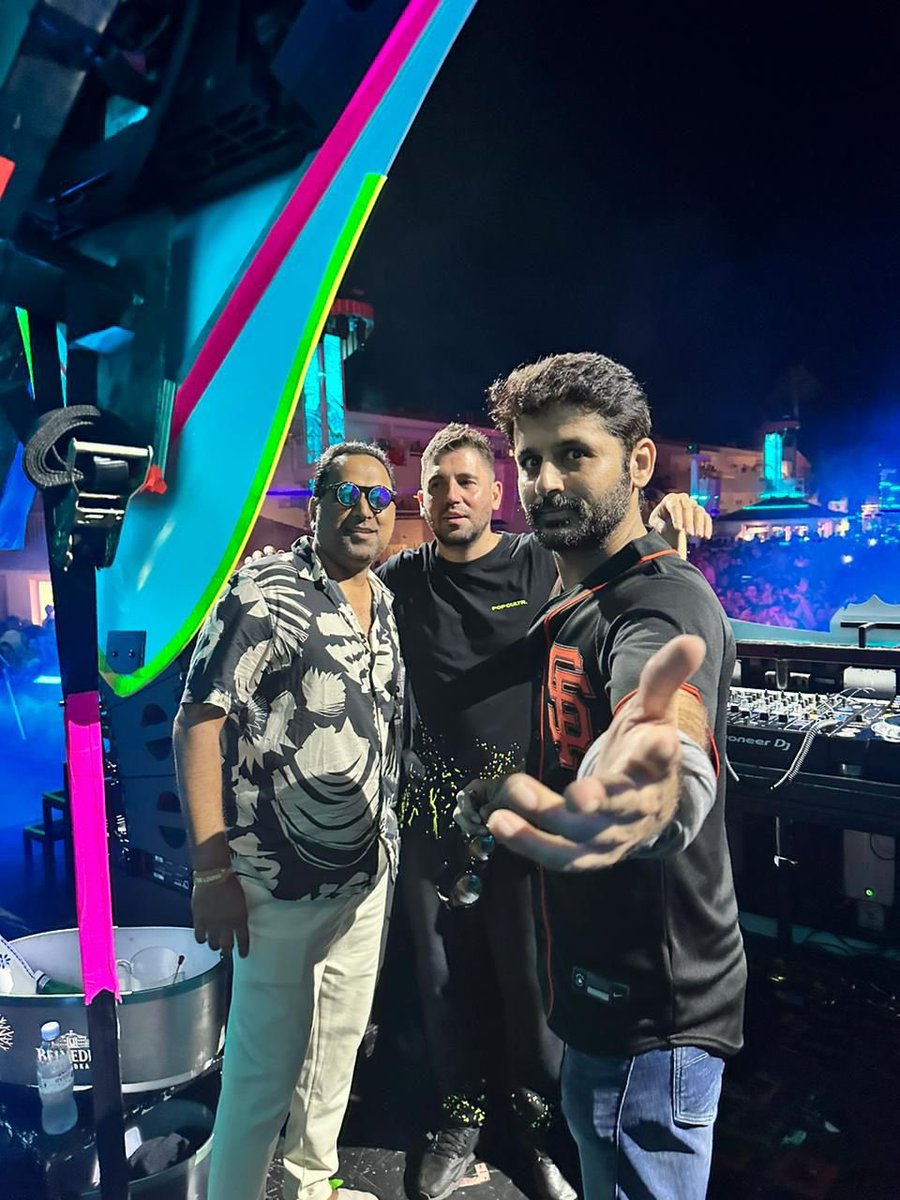 telugufilmnagar's tweet photo. Hero @actor_nithiin on stage with Popular International DJ #DmitriVegas in Ibiza, Spain๐๐ฅ
#Nithiin #ExtraOrdinaryMan #TeluguFilmNagar https://t.co/sgBS0l1RZe