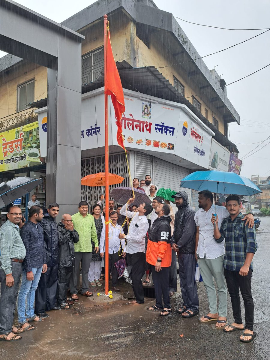 sanjaymkadam165's tweet photo. शिवसेना पक्षप्रमुख उद्धव ठाकरे यांचा वाढदिवसानिमित्त आणि १००० ध्वज उभारण्याच्या संकल्पनेतून रोहा येथे औद्योगिक वसाहत व शहरात भगव्या झेंड्याचे अनावरण करण्यात आले.. https://t.co/Ta2gcya2yU