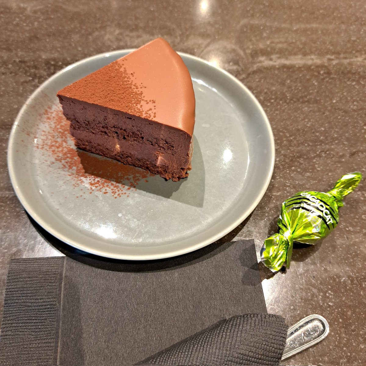 jill_et_shunya's tweet photo. Chocolate Originと言った方がわかるね✨✨
Dr.チョコレート🩺🍫に出てきた、チョコレートケーキ!
食べてきました☺︎
「うんまぁ~~」でした🥰
マジで、うま!!ってなった☺️
ホールで食べたい…🎂
また食べたい…
#ドクターチョコレート
#ChocolateOrigin https://t.co/cwbDf2BZH8