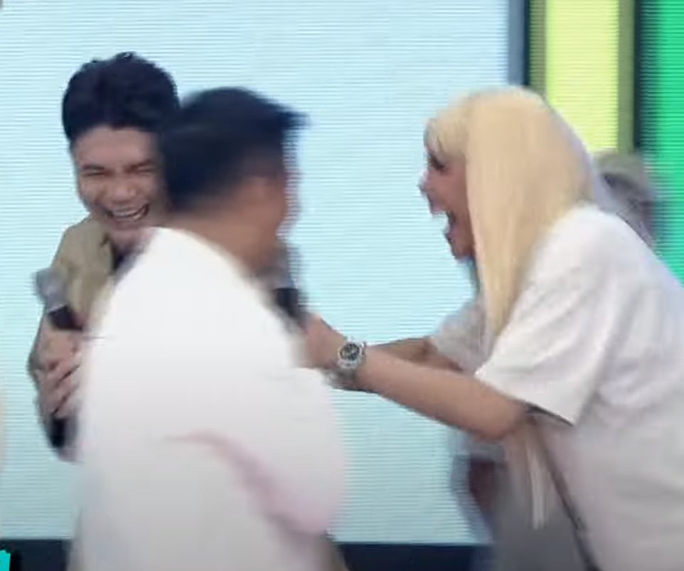 Kt_vhce's tweet photo. Vhoice today heheππ
#Vhoice
#Showtimeforall https://t.co/g1WZCgBY2g