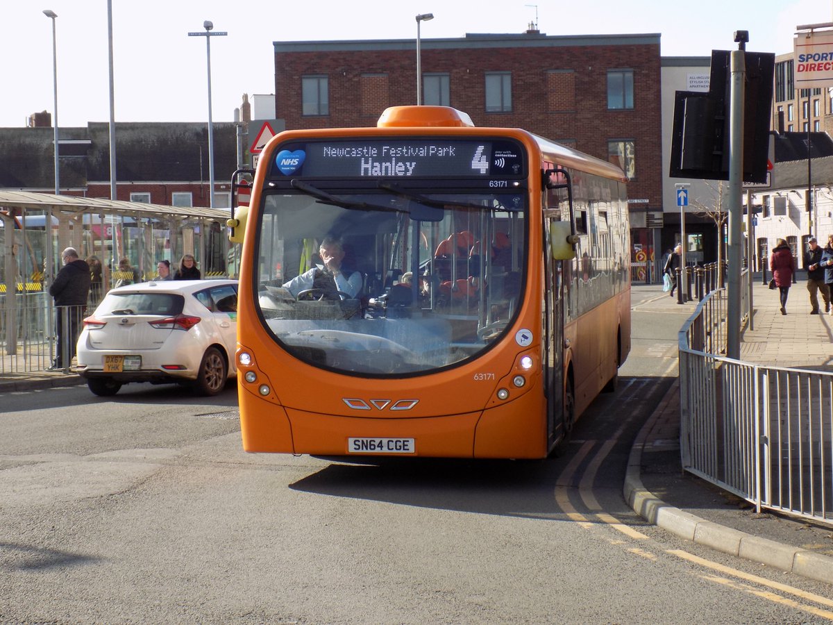The2002BusGroup's tweet image. Seen by Newcastle Under Lyme Bus Station is #FirstPotteries Wright Streetlite SN64 CGE on route 4 to Hanley