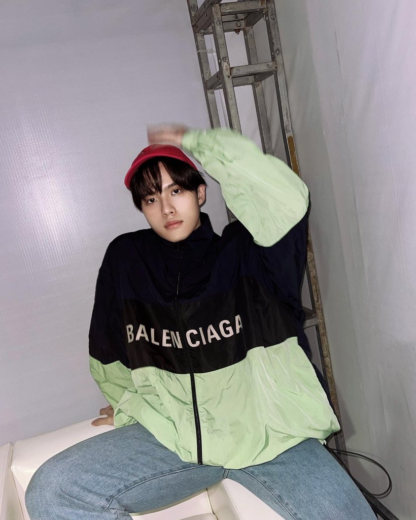 ffordful's tweet photo. Backstage BTS 💥 https://t.co/Q2qEYAUJsH
