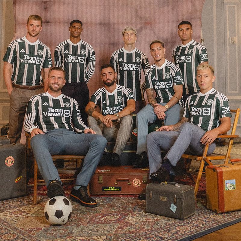 From the grim too-small backdrop, to the tucked under trouser legs, via Bruno's giant testicle and every other stylists decision, this is the photo gift that keeps giving. #ManchesterUnited #ManUtd.