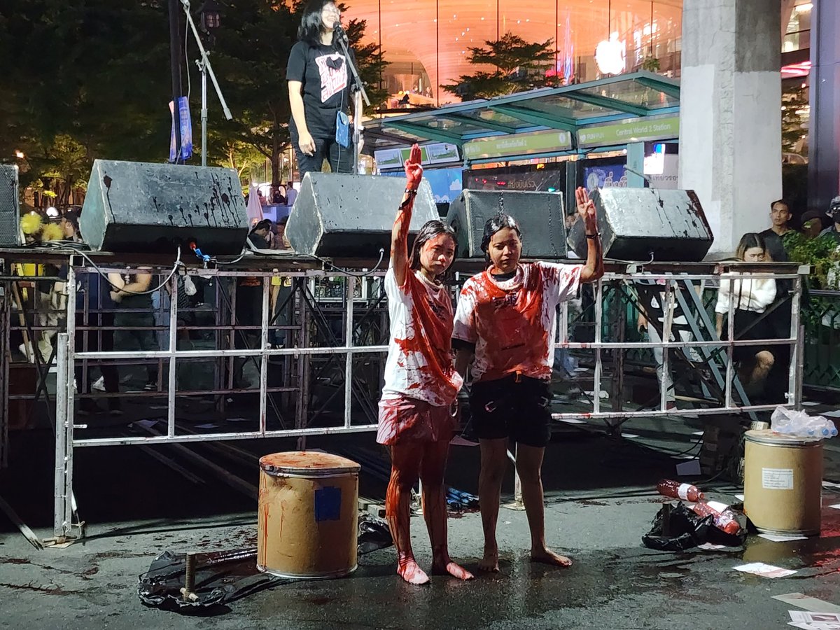 MayWongST's tweet photo. #Thailand protesters downtown #Bangkok dousing themselves with red paint & hanging themselves up to remember those who died here at #Ratchaprasong during earlier violent days of 2010 protests. They say they've been fighting for democracy till today #respectmyvote #ม็อบ27กรกฎา66 https://t.co/7O4IiSXqlm