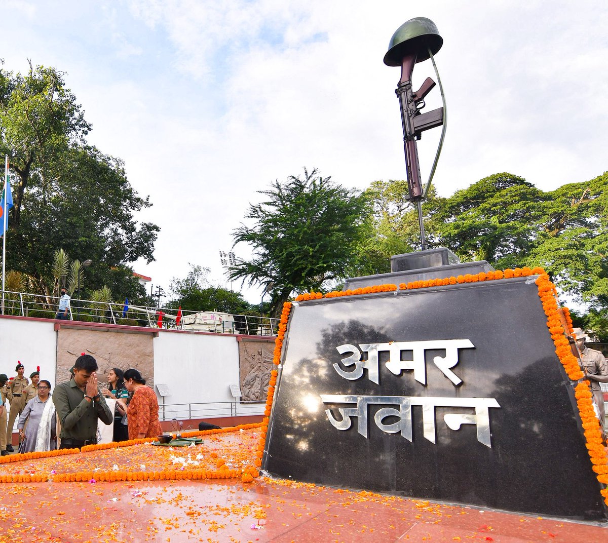 Saluting the Brave Hearts who fought for 
Our Nation's Pride 🤍🇮🇳

#KargilVijayDiwas #JaiHind #26July