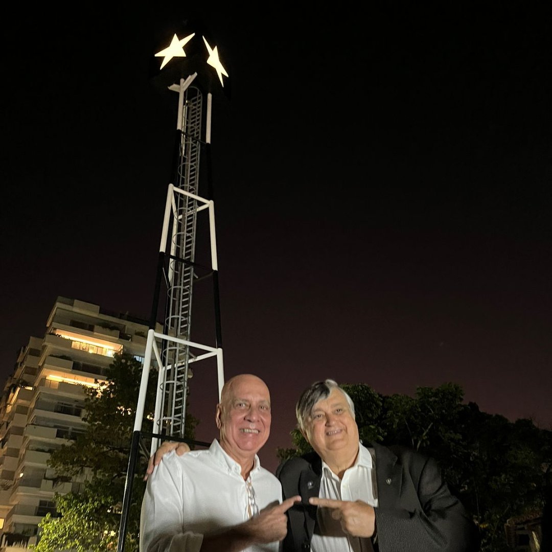 niltoncaldeira's tweet photo. Tive a honra de prestigiar o evento de inauguração da estátua "O Drible do Anjo", em homenagem ao eterno ídolo Mané Garrincha. 

O farol "A Estrela que nos conduz" também foi lançado, refletindo a emblemática estrela solitária no topo de impressionantes 27 metros de altura. https://t.co/KFhc1Ndkha