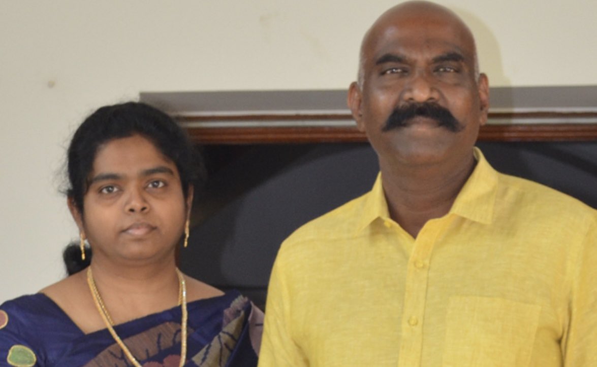 VaraakJournalis's tweet photo. போலி பாஸ்போர்ட் விவகாரத்தில் முன்னாள்உளவுத்துறை  காவல்துறை கூடுதல் இயக்குனர் டேவிட்சன் தேவ ஆசிர்வாதம் அவரது மனைவி ஜூனிதா தேவ ஆசீர்வாதம் மீது நடவடிக்கை எடுக்க கோரி வழக்கு இன்று சென்னை உயர்நீதிமன்ற தலைமை நீதிபதி அமர்வுக்கு விசாரணை வந்தது டேவிட்சன் மீது  அவர்கள் மீது குற்றப் பத்திரிகை தாக்கல் செய்யப்பட்டுள்ளதா என 28.8.2023 இன்று விசாரணைக்கு எடுத்துக் கொள்ளப்படும் என தெரிவித்தார்கள்.