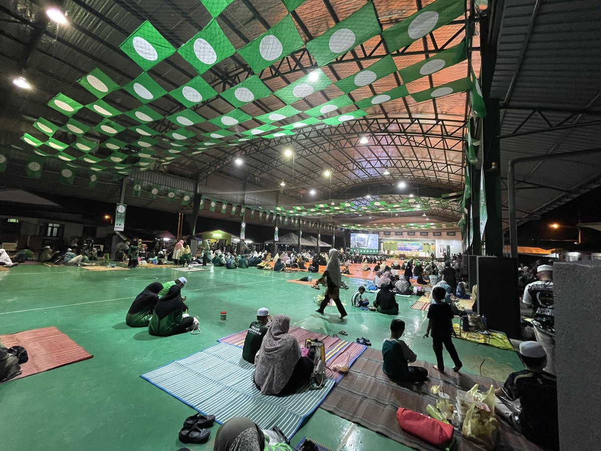 ustsaifulbahri's tweet photo. Orang ramai mula memenuhi ruangan Dewan Tok Guru Rusila. Malam pengisytiharan calon PAS PRU DUN ke-15.

8.15 PM https://t.co/ohMG5X4svq