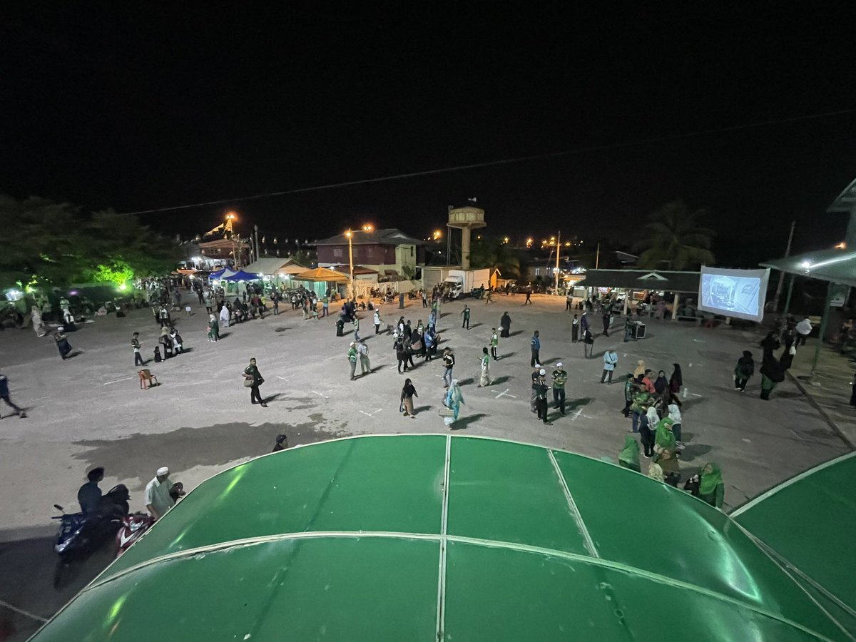 ustsaifulbahri's tweet photo. Orang ramai mula memenuhi ruangan Dewan Tok Guru Rusila. Malam pengisytiharan calon PAS PRU DUN ke-15.

8.15 PM https://t.co/ohMG5X4svq
