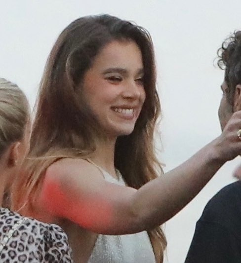 archiveshailee's tweet photo. ○ single
○ taken
● in love with hailee steinfeld https://t.co/5uAX8qaz8k