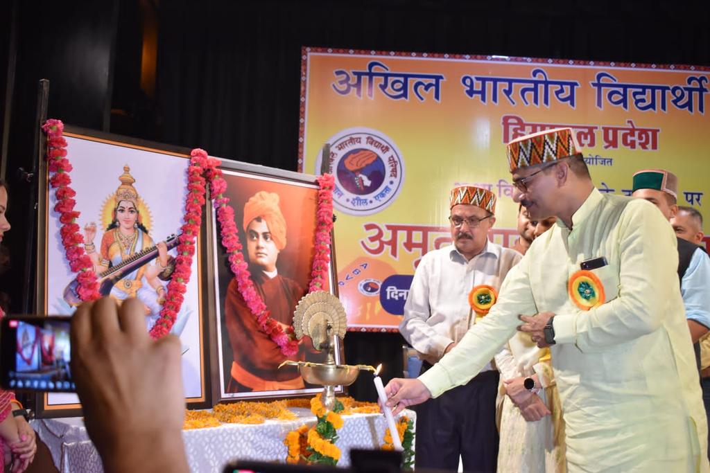 iGauravAttri's tweet photo. एबीवीपी अमृत महोत्सव समारोह आज शिमला में आयोजित किया गया 
ABVP राष्ट्रीय अध्यक्ष @DrRajSharan जी एवम विशिष्ठ अतिथि श्रीमति बबिता फोगाट @BabitaPhogat जी उपस्थिति रहे
वंदे मातरम् https://t.co/kjoIanrXLj