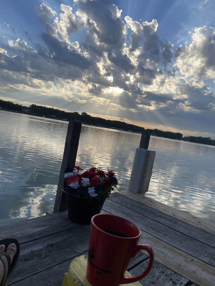 thatreynoldsboy's tweet photo. Deceptively beautiful. #Minnewashta #dockcoffee https://t.co/H2urZYWBN0