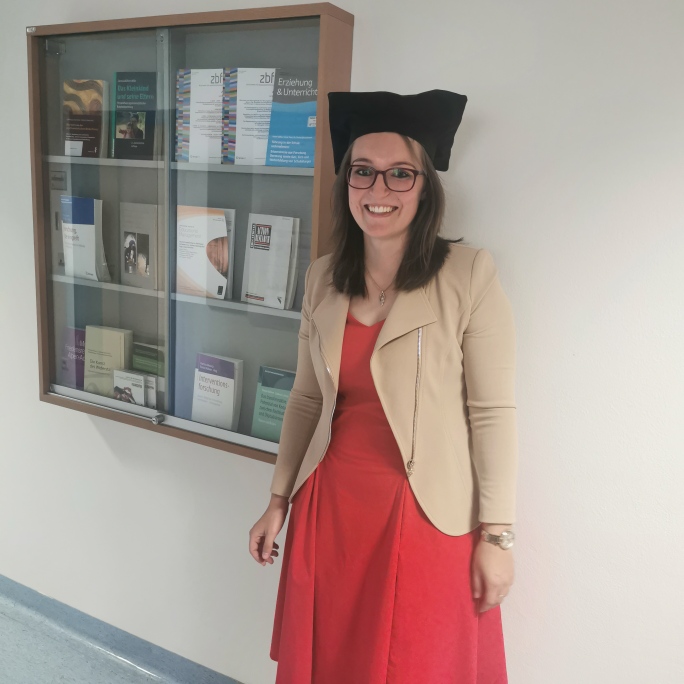 #perasperaadastra We proudly present Dr. Carina Spreitzer @uni_klagenfurt. You came a long way Carina, not only being a scholar but also a dedicated math teacher. Such a fantastic Ride paved with such meaningful as well as sophisticated multilevel empirical analyses. You did it.