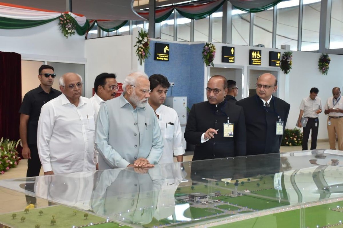 CRPaatil's tweet image. ગુજરાતને મળ્યું પહેલું ગ્રીનફિલ્ડ આંતરરાષ્ટ્રીય એરપોર્ટ….

માનનીય પ્રધાનમંત્રી શ્રી @narendramodi સાહેબે રાજકોટ ઇન્ટરનેશનલ એરપોર્ટનું લોકાર્પણ કરી એરપોર્ટ પરિસરનું નિરક્ષણ કર્યું. આ પ્રસંગનાં સાક્ષી બનવાનું ગૌરવ પ્રાપ્ત થયું. 

આ એરપોર્ટ ગુજરાતનું પ્રથમ ગ્રીનફિલ્ડ એરપોર્ટ છે. આ…