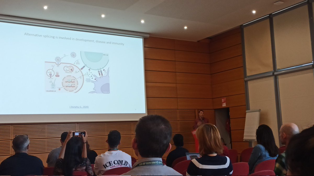 Fanastic talk by <a href="/rubenchazarrag/">Ruben Chazarra Gil</a> on how to analyse alternative splicing differences between human populations in single-cell data at the #2023ECCBISMB iRNA cosi! <a href="/mele_lab/">Melé Lab</a>