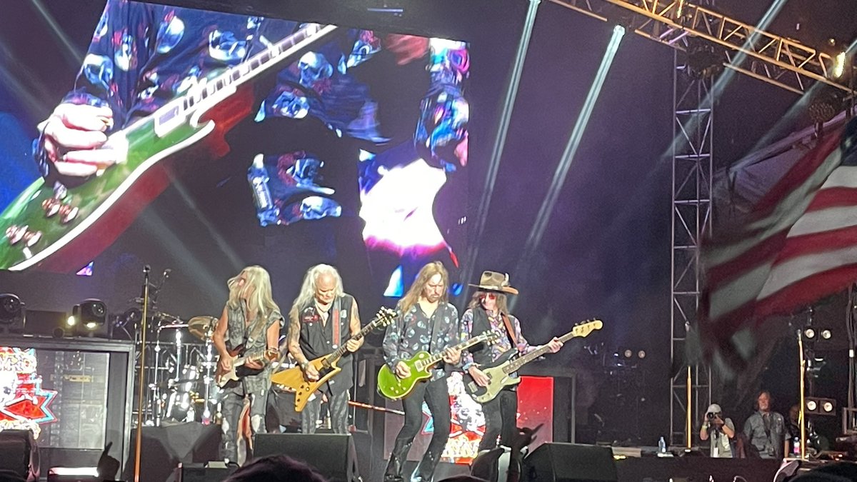 T_Partee23's tweet photo. @downtownDSMUSA @DSMWWPF @Skynyrd @ragbraidsm https://t.co/SmznVVLnFQ