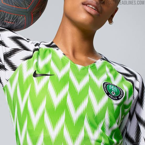 a_idume's tweet photo. I was sitting at the back of a bus in 2018 the day I realized that the pattern on this jersey was meant to represent an eagle (as in, Super Eagles). I almost screamed. https://t.co/ug81iyRhzx