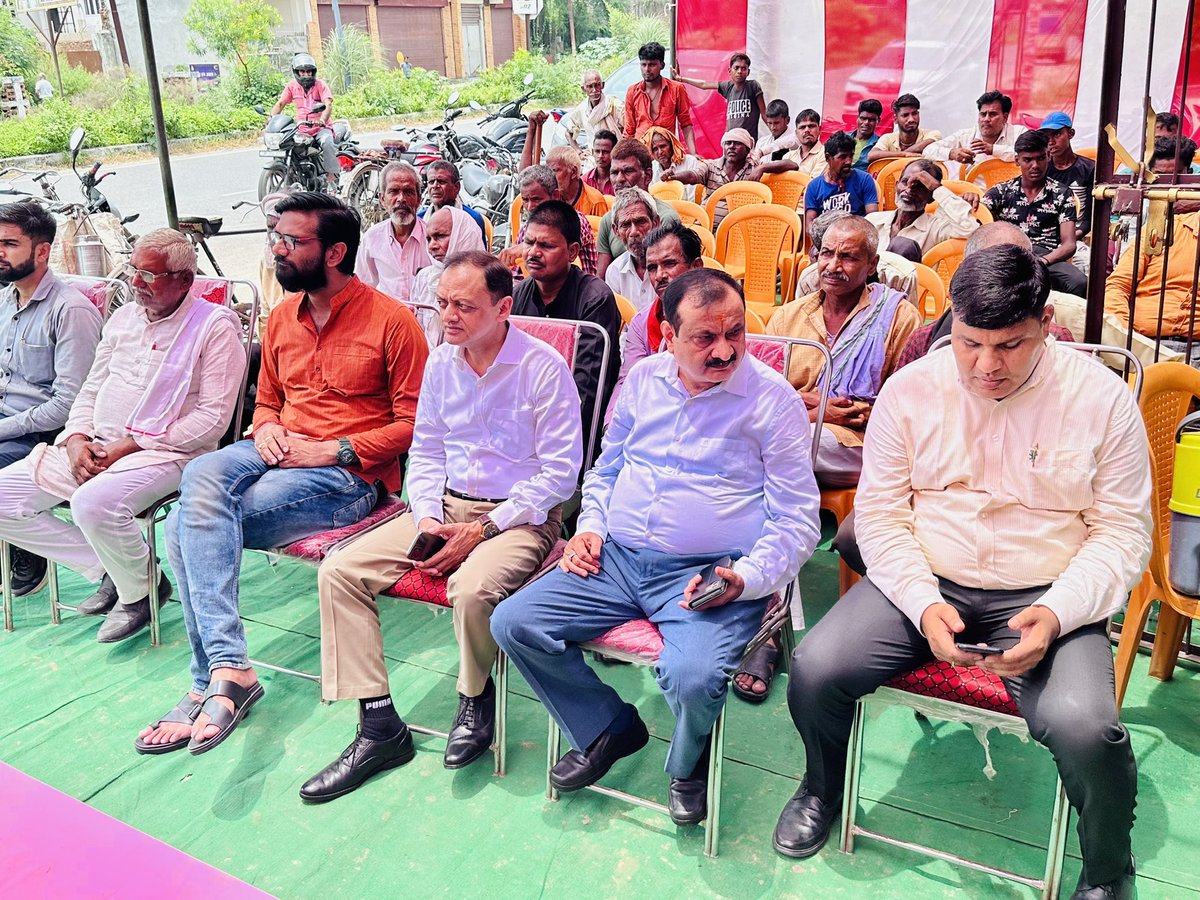 SandeepPandeyWM's tweet photo. अवस्थी बीज भण्डार, सहजनी में आयोजित कार्यक्रम में डिजिटली प्रधानमंत्री जी के कार्यक्रम से जुड़ा । जिसमें माननीय प्रधानमंत्री श्री @narendramodi जी के नेतृत्व में 'पीएम किसान सम्मान निधि' की 14वी किस्त सीधे उनके बैंक खातों में हस्तांतरित की गई । 
धन्यवाद प्रधानमंत्री जी 🙏 https://t.co/PSYAnfsXgU