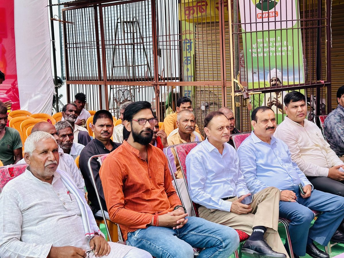 SandeepPandeyWM's tweet photo. अवस्थी बीज भण्डार, सहजनी में आयोजित कार्यक्रम में डिजिटली प्रधानमंत्री जी के कार्यक्रम से जुड़ा । जिसमें माननीय प्रधानमंत्री श्री @narendramodi जी के नेतृत्व में 'पीएम किसान सम्मान निधि' की 14वी किस्त सीधे उनके बैंक खातों में हस्तांतरित की गई । 
धन्यवाद प्रधानमंत्री जी 🙏 https://t.co/PSYAnfsXgU
