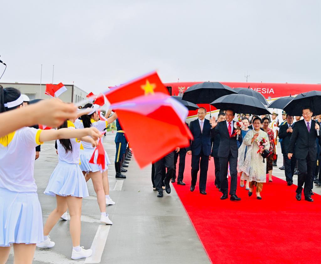 Presiden 🇮🇩 Jokowi tiba di Chengdu 🇨🇳 dan melakukan pertemuan bilateral dgn Presiden Xi Jinping (27/7) utk berdiskusi ttg investasi, kesehatan, serta isu global dan regional.

Lebih lanjut ➡️  kem.lu/6d3

#RintisKemajuan #IniDiplomasi