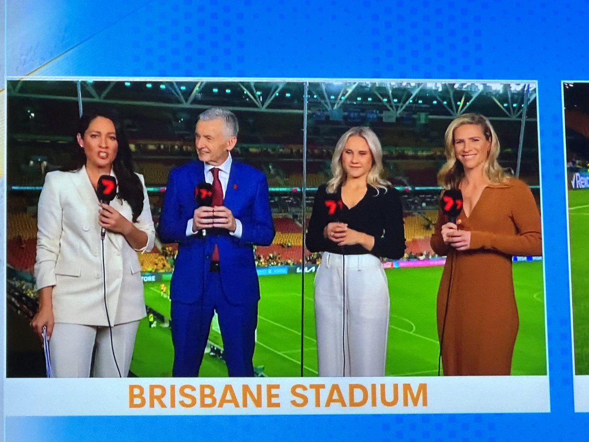 amyeo124's tweet photo. @Channel7 is Bruce standing on a yellow pages? @TheMatildas https://t.co/eI2Nsg432t