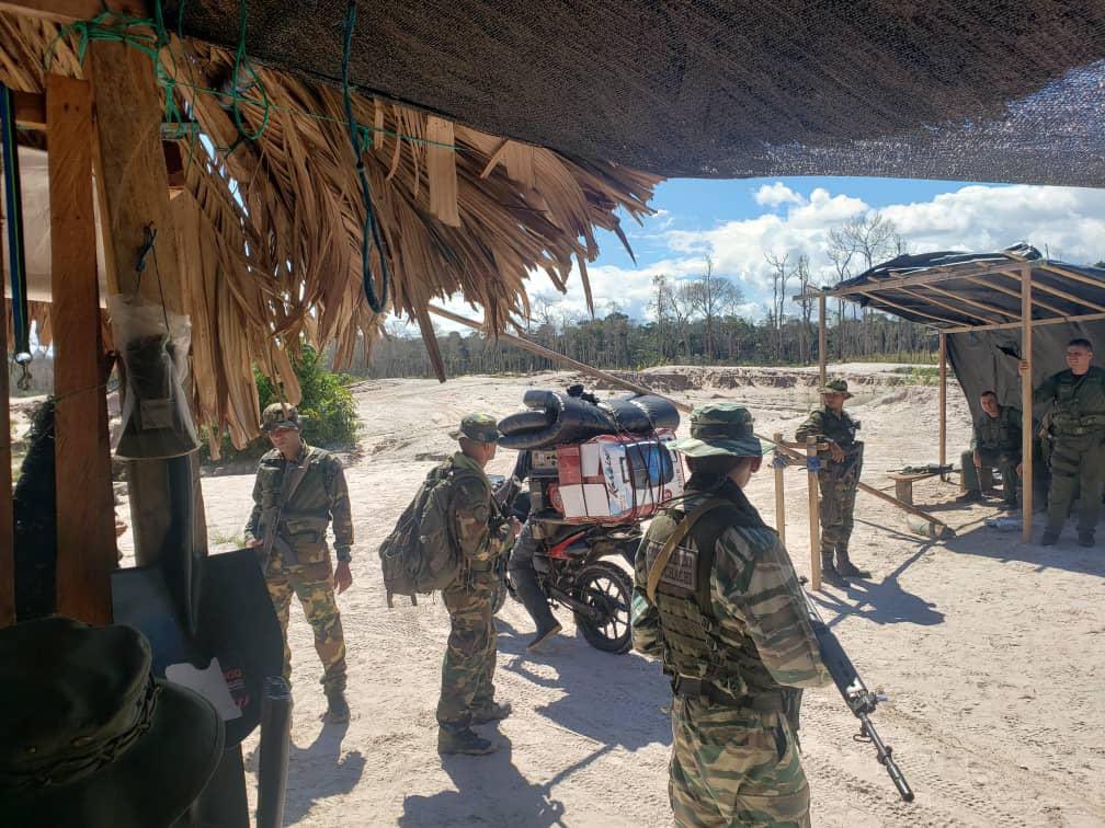 dhernandezlarez's tweet photo. En cumplimiento del 5to Objetivo Histórico de la nación, continúan las labores de evacuación de mineros ilegales del Parque Nacional Yapacana. 

Desde el 01 Julio 2023 hasta la fecha se han desalojado la cantidad de 7.253 sujetos depredadores del ambiente, por su presencia arbitraria en zona de seguridad del Estado, protegida Bajo Régimen de Administración Especial.

Respetar la naturaleza y su conservación es deber de todos los ciudadanos.

#IntegrarEsVencer