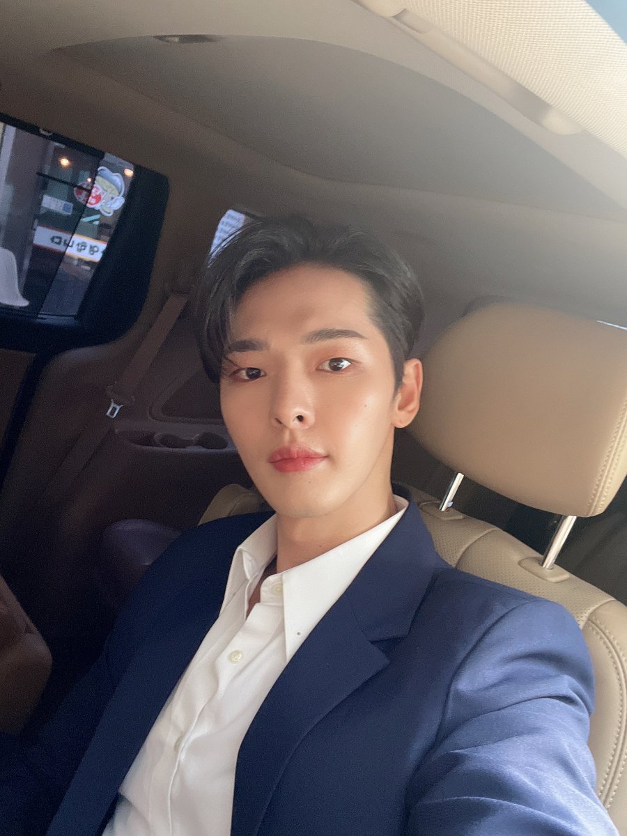 junjiclub's tweet photo. wearing a suit to english lessons CHILL https://t.co/emce8M8xY1