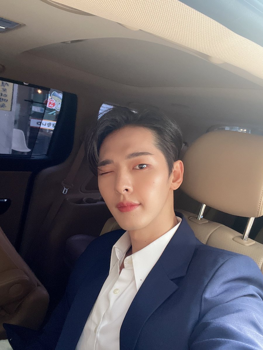 junjiclub's tweet photo. wearing a suit to english lessons CHILL https://t.co/emce8M8xY1