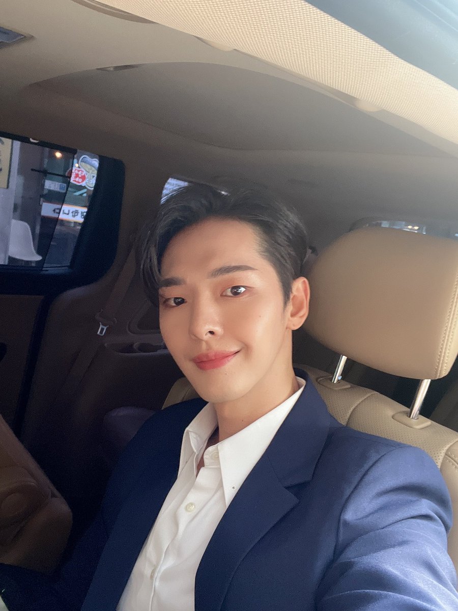 junjiclub's tweet photo. wearing a suit to english lessons CHILL https://t.co/emce8M8xY1