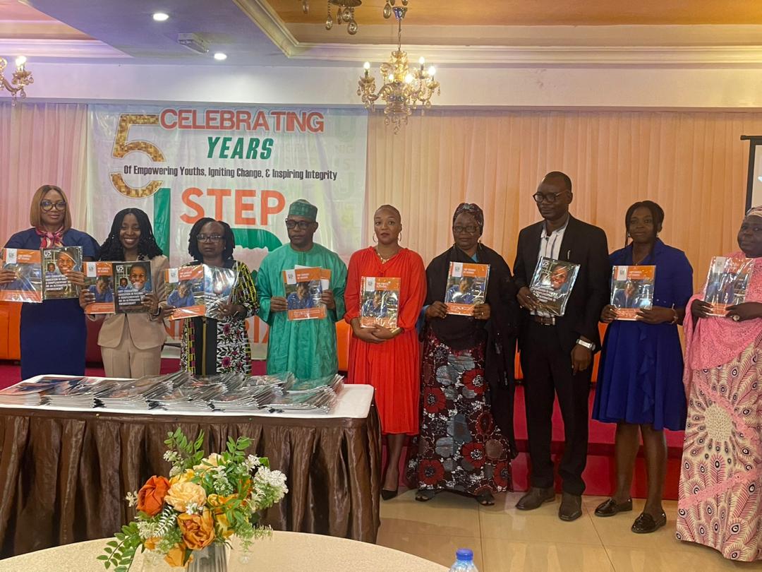 Step_Up_Nigeria's tweet image. Watch a short clip of the unveiling of our report on Anti-corruption Education in Nigeria with @mideozu, our Board Chair, and key stakeholders.

#StepUpNigeriaAt5 #Reportlaunch #5yearsofimpact