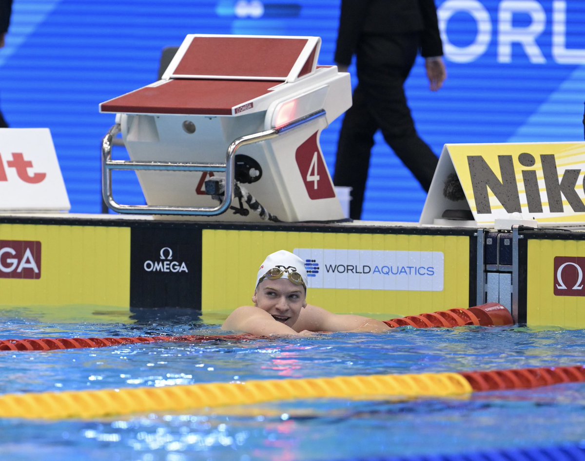 #EnDirect #Fukuoka2023 
🦸‍♂️ HÉROÏQUE 🦸‍♂️Léon MARCHAND est triple champion du monde !
Après sa victoire sur 400m 4N avec un record du monde, celle sur 200m papillon avec un record de France, le voici sur le toit du monde sur 200m 4N avec un record d’Europe (1:54.82)
Monstrueux 👏🏼🇫🇷