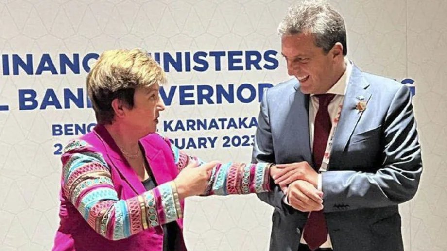 rionegroradio's tweet photo. 🔴 #AHORA en #VosAlAire
🎙El editor de Pulso y conductor de #RNRadio, @DiegoPenizzotto, te cuenta el detrás de escena del acuerdo con el FMI: "@SergioMassa tuvo que ceder".
Escuchalo 👉 https://t.co/ZACXqDjLSG https://t.co/qGzGSytMTW