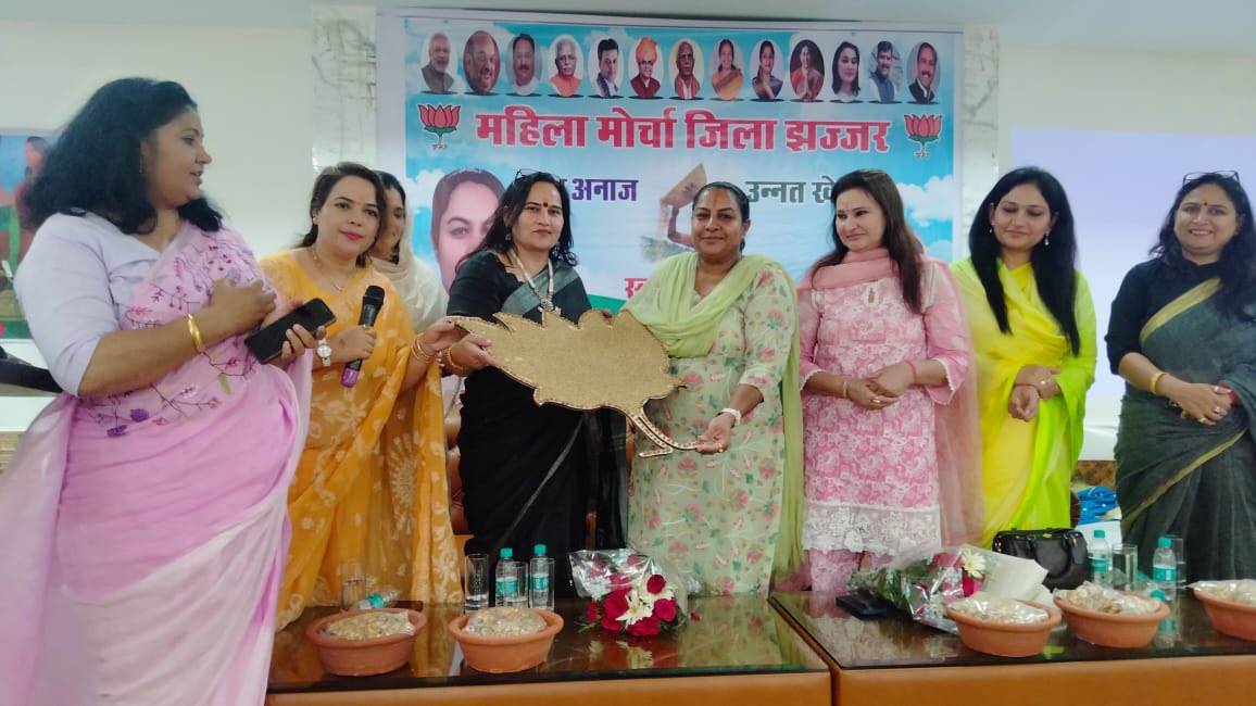SunitaDangiHRY's tweet photo. राष्ट्रीय अध्यक्ष @VanathiBJP जी व #MM4Millets राष्ट्रीय सह-प्रभारी @Sumitrabjp जी के मार्गदर्शन में झज्झर ज़िला महिला मोर्चा द्वारा #MyFavouriteMillets के निमित आयोजित कार्यक्रम में मुख्य-अतिथि के रूप में जाना हुआ और उपस्थित महिलाओं को #Millets की महत्त्वता पर जानकारी साझा की। https://t.co/CCmp01i8Wc